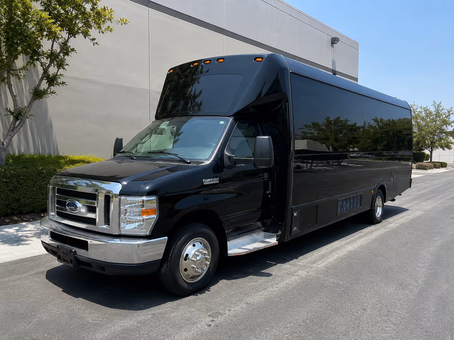 Little Rock Birthday, Sweet 16, & Quinceañera Transportation party bus exterior